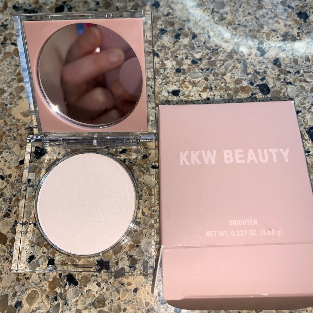 KKW brightening powder in shade pearl